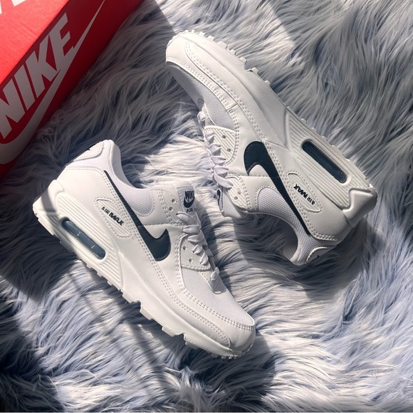 Nike Shoes - Nike Air Max 90